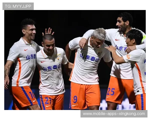 山东泰山通过边路传中持续给对方施压 山东泰山通过边路传中持续给对方施压