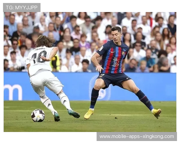 西甲巴萨中场渗透拉开差距，主场狂欢继续